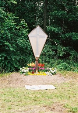 Das restaurierte Gedenkkreuz im August 2002