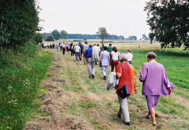 Die Familie auf dem Weg zum Kreuz