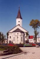 Blick vom Marktplatz auf die Kirche zu Dobrozien