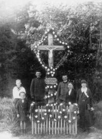 Geschm�cktes Gedenkkreuz an die Ermordung des Franz Thomalla im Jahre 1821 mit Familienmitgliedern