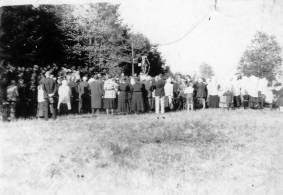 Einweihung des Kreuzes zum Gedenken an die Ermordung des Revierf&ouml;rsters Franz Thomalla im Jahre 1921