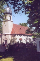 St�del Kirche mit Friedhof im Vordergrund