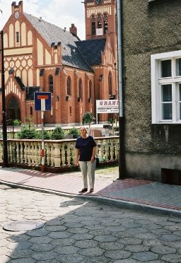 Luise vor dem Haus Schulstra�e 2 mit Blick auf den Steinmezt und die kath. Kirchen in Heydebreck