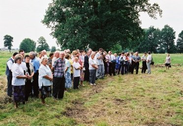 Menschen der Kirchengemeine aus Klein Lagiewnik am Kreuz.
